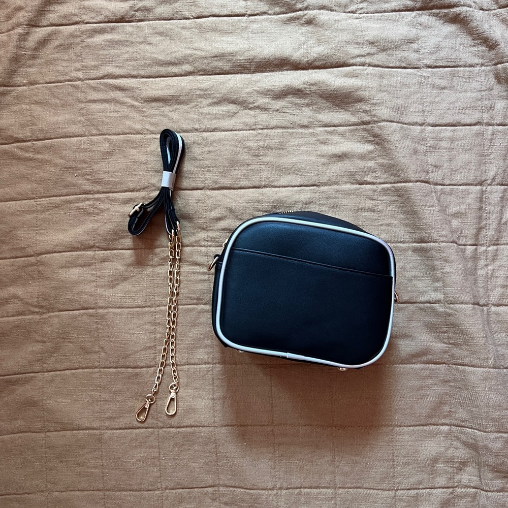 Camera Crossbody Purse - Picture 3 of 4